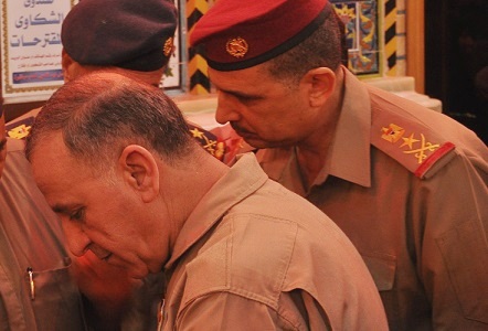 وزير الدفاع يصف قائد عمليات الفرات الاوسط بالقائد المتميز والمهني