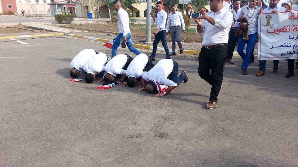 بالصورة:شاهد ماذا فعل طلبة جامعة تكريت اثناء دخولهم ارض الجامعة