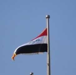 البصرة :انزال العلم الامريكي ورفع العلم العراقي بمصنع تصليح الزوارق البحرية في ام قصر