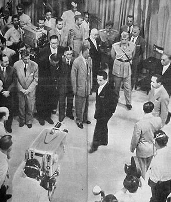 صورة نادرة من تاريخنا :ملك العراق يفتتح بث تلفزيون بغداد وهو اول تلفزيون في الوطن العربي  يوم  2/5/1956