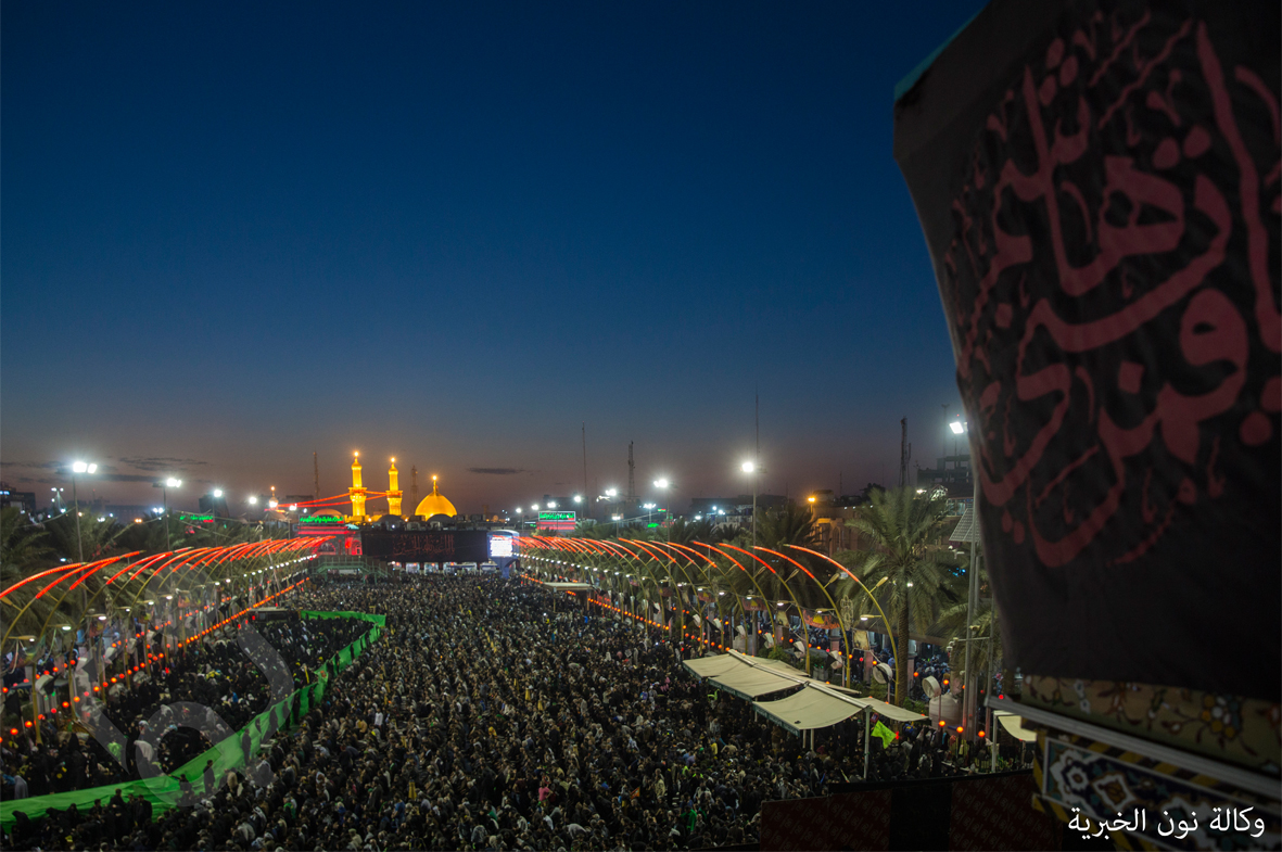 بالصور: مئات الآلاف من زوار الاربعين يؤدون صلاتي المغرب والعشاء في منطقة بين الحرمين