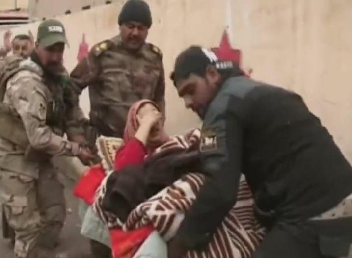 بالفيديو: الجيش العراقي ينقذ العوائل التي اتخذهها داعش دروعاً بشرية في الرمادي