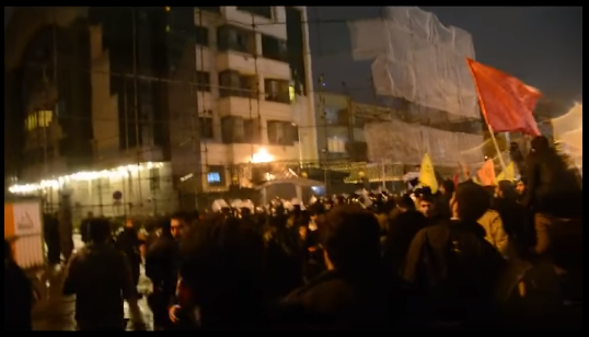 بالفيديو: متظاهرون يرشقون القنصلية السعودية في مشهد بالحجارة تنديداً بإعدام الشيخ النمر