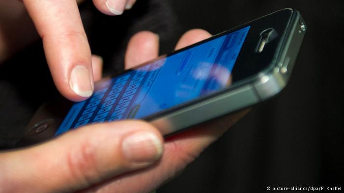 ما علاقة اللون الازرق بالادمان وكيف تؤثر أضواء شاشات الأجهزة الذكية على الساعة البيولوجية للانسان ؟