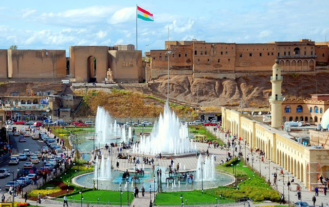 شوارع أربيل تتزين بالأعلام الفرنسية إستعدادا لإستقبال هولاند