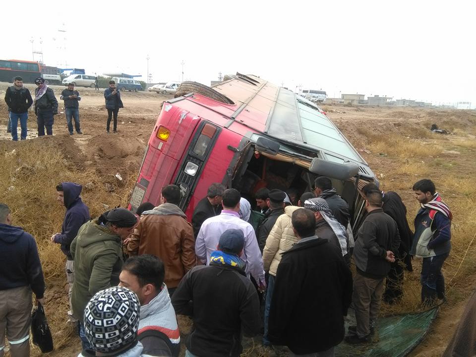 بالصور: انقلاب حافلة تقل زوار ايرانيين في محافظة واسط