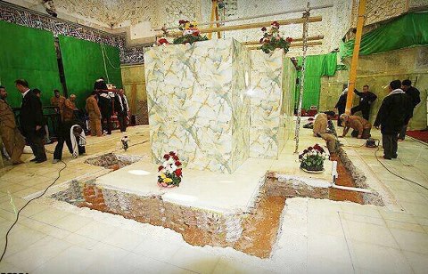 صورة لضريح الإمام الحسين عليه السلام، بعد رفع الشباك لإستبداله بواحد جديد.