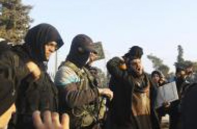 شريط مصور يظهر  الداعشيون وهم يقطعون رأس رجل شيعي في سوريا