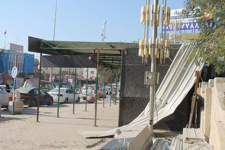 بالصور :هياكل حديدية ما زالت قائمة على ارصفة قضاء الهندية بكربلاء دون رادع