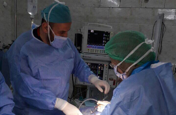 كربلاء:جراح في مستشفى النسائية والتوليد يترك عملية ابنته لينقذ امرأة تعرضت لانفجار مفاجي بالاوعية الدموية