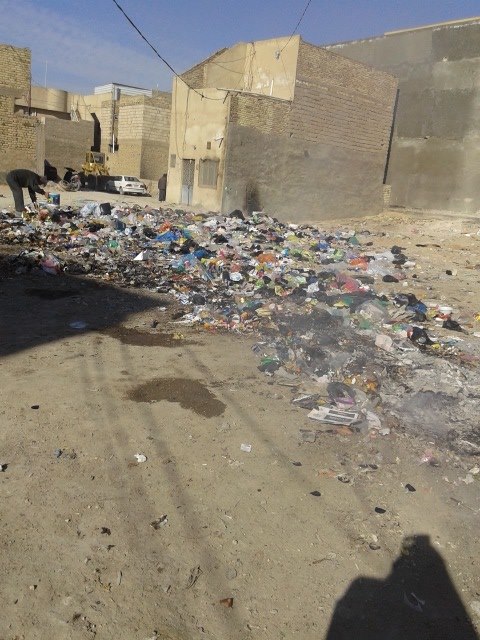 بالصور:الكربلائيون يحرقون النفايات بالشوارع لفشل الحكومة المحلية برفعها