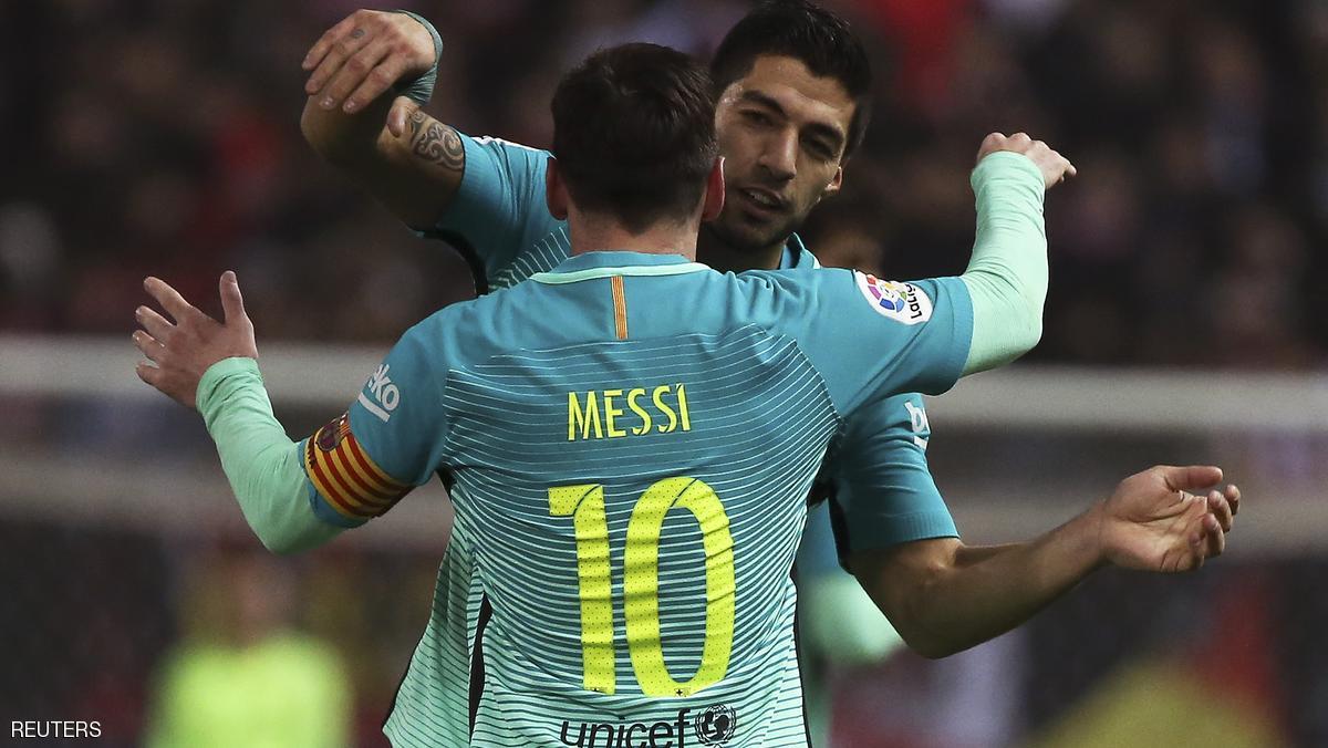 سواريز وميسي يمنحان برشلونة التفوق على أتليتيكو
