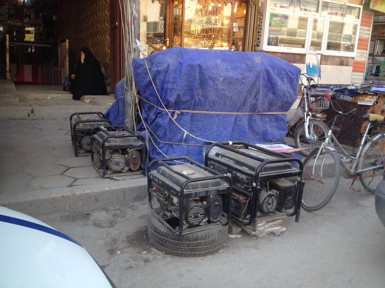 بالصور: "المولدات الصغيرة" تغزو ارصفة مركز مدينة كربلاء