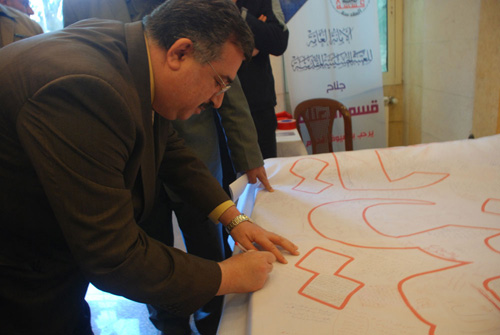 السفير العراقي ببيروت يتعهد مع الامام الحسين بتوقيع على يافطة  خاصة وممثل البطريرك يشارك في اسبوع العتبة الحسينية (مصور)