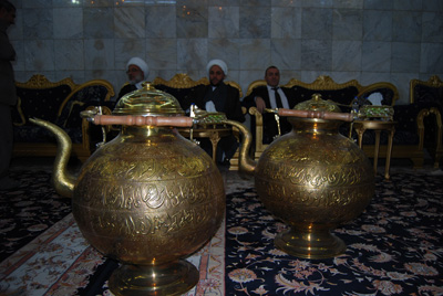 ابريقا شاي من اكبر اباريق الشاي في العالم يصلان العتبة الحسينية المقدسة