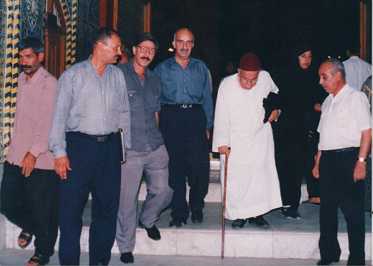 صورة ارشيفية للراحل الدكتور حسين علي محفوظ وهو يزور مرقد الامام الحسين بداية القرن الحالي