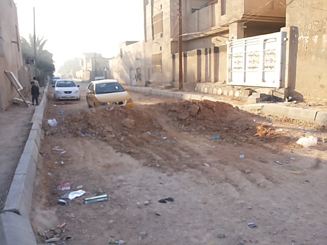 بالصور :شركة محلية تحاصر سكان حي الكرار في كربلاء بحجة اكساء الطرق