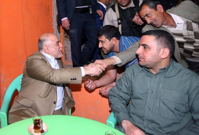 بالصور :رئيس الوزراء تجول بين اهله في سامراء ويشدد على اهمية التلاحم الوطني