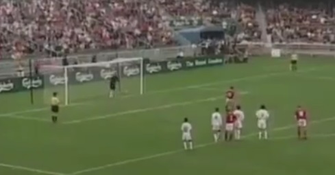 بالفيديو: لماذا ركل كابتن الفريق المنافس  الكره من ضربة جزاء الى خارج المرمى ؟!