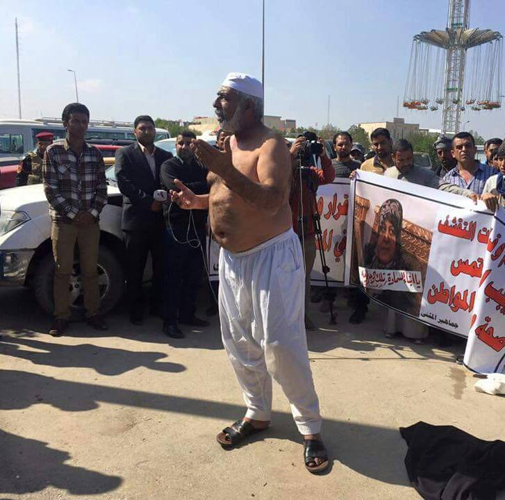 والد احد شهداء الحشد الشعبي يخلع ملابسه احتجاجا على اجور الخدمات الصحية+صور