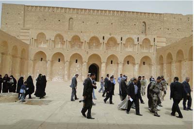 وفد من القنصلية الايرانية بكربلاء يزور قضاء عين التمر ويتجول بالمواقع الاثارية (مصور)