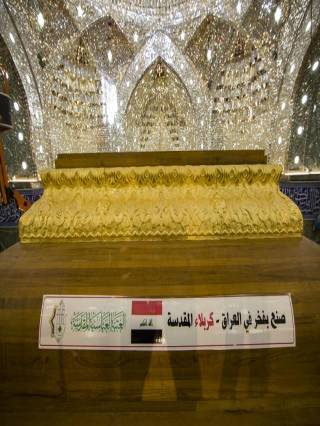 الكربلائيون يفتخرون بصناعة اول شباك ضريح مع تركيب سطح الشبّاك الجديد لضريح أبي الفضل العبّاس(عليه السلام)