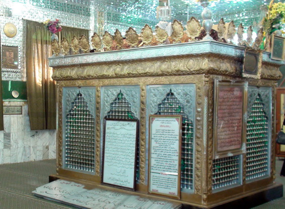 صورة لمرقد صحابي رسول الله حجر بن عدي قبل وبعد التفجير الارهابي ونبش القبر الطاهر