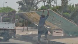 سكان عشوائيات البصرة: المواطن لم يحصل من اعضاء البرلمان إلاّ على حديد دعاياتهم الانتخابية