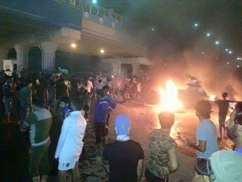 بالصور: متظاهرون بالبصرة يحرقون الاطارات  وسط الشوارع تنديدا بقطع التيار الكهربائي