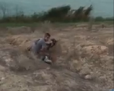 بالفيديو:جندي عراقي يفكك عبوة بالكرمة ويفجرها وهي تبعد عنه مسافة 5 امتار في سبيل تقدم اخوانه بالجيش