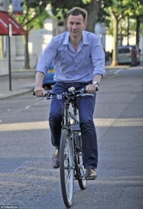 وزير بريطاني يكسر اشارة المرور بدراجة فيدفع 3000 دولار غرامة