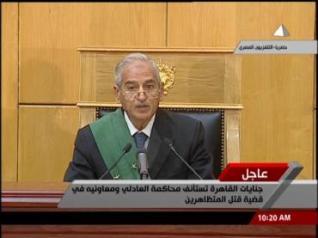 القضاء المصري يحكم  على حسني مبارك بالسجن المؤبد ويبرأ نجليه و تشابك بالايدي داخل المحكمة