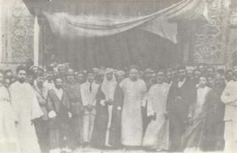 صورة نادرة  للملك فيصل الاول وهو يزور مرقد الامام الحسين عام 1921