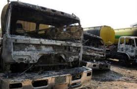 مسلحون يحرقون شاحنات سورية غربي الانبار ويقتلون سائيقيها  مع خطف موظفين في منفذ الوليد الحدودي