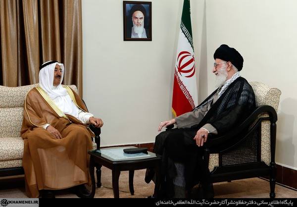 خامنئي مستقبلاً أمير الكويت: دول المنطقة الداعمة للتكفيريين بسوريا غير منتبهة للخطر القادم