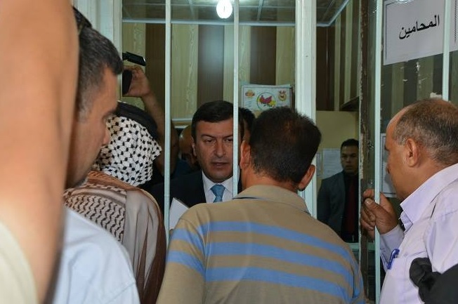 بالصورة :محافظ كربلاء يستلم معاملات المواطنين في دائرة البلدية  ويمهل المعنيين بمعالجة التخسفات في طرق المحافظة