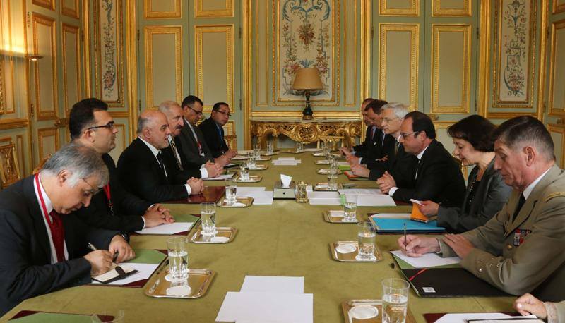 العبادي يلتقي هولاند ويجدد دعوته لضرورة العمل من اجل قطع امدادات "داعش"