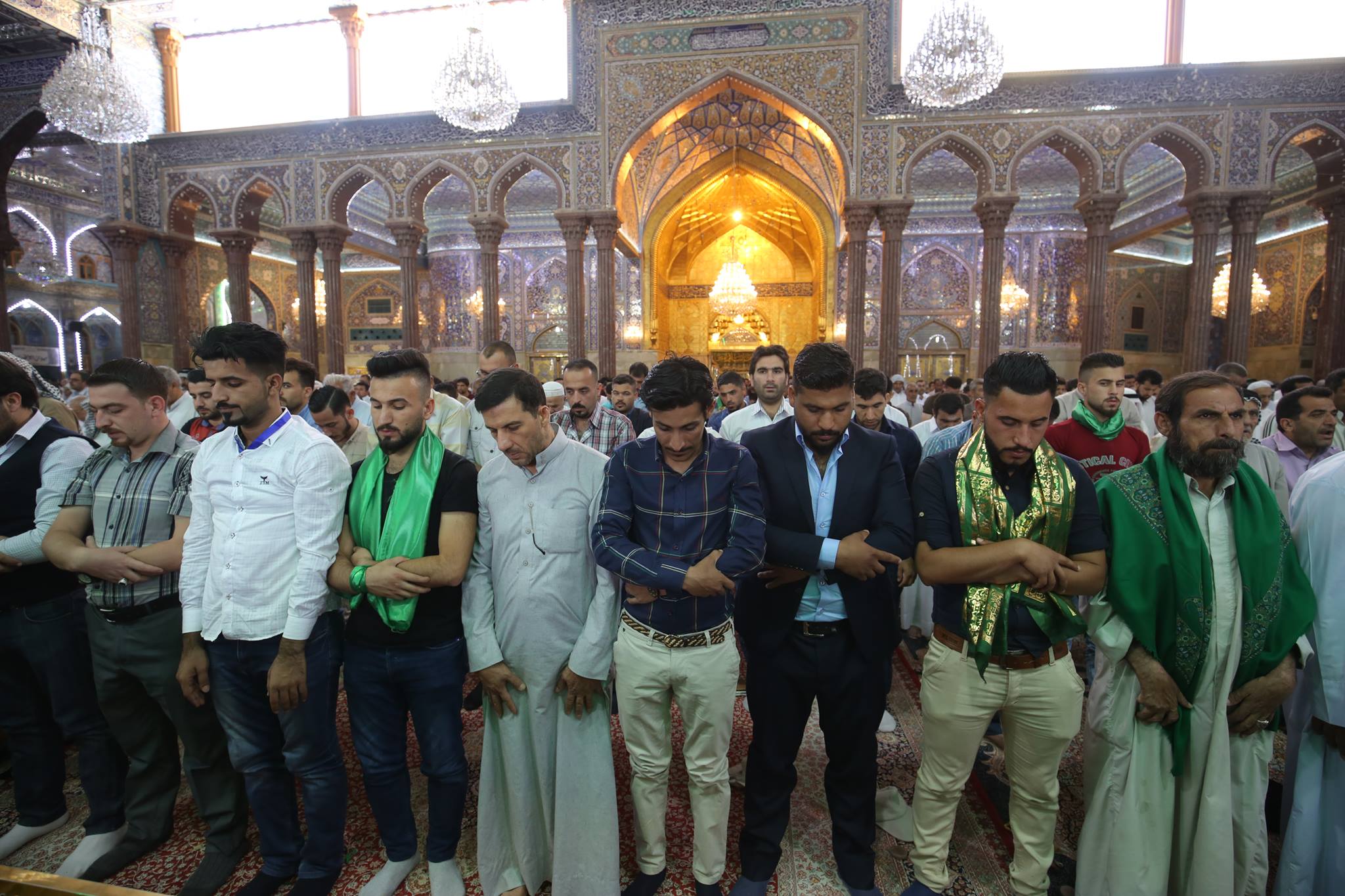 بالصور:وفد من الموصل يؤدي صلاة الجمعة بالصحن الحسيني الشريف