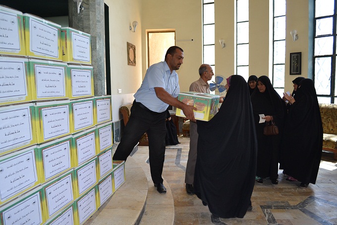 غرفة تجارة كربلاء توزع السلة الرمضانية على عوائل الحشد والمتعففين والمهجرين الى المحافظة