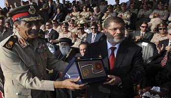 مصر.. طنطاوي يحتفظ بوزارة الدفاع في حكومة قنديل