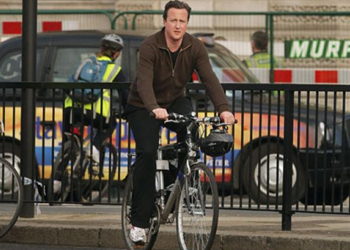 جندي بريطاني يوقف رئيس وزراء بلاده ويطلب رؤية أوراقه الثبوتية