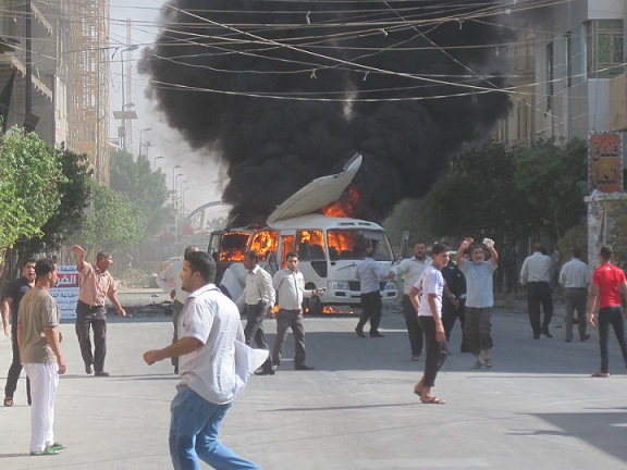بالصورة :احتراق سيارة تابعة للعتبة العباسية  خاصة لنقل الزوار مجانا وسط كربلاء دون خسائر