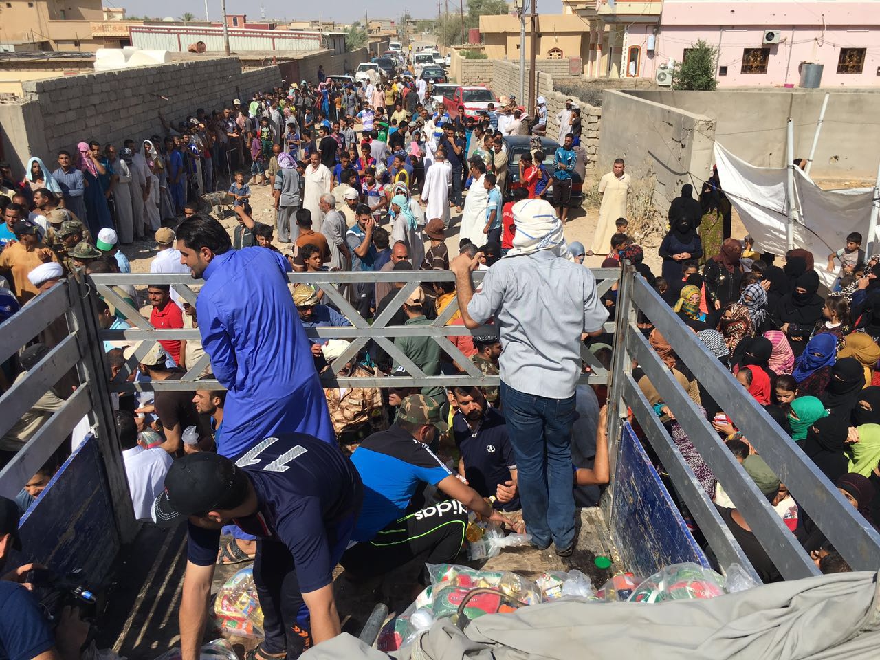 بالصور:المرجع السيستاني يغيث نازحي الشرقاط،والنازحون يروون مقتل عائلة وترك رضيعها امام جثة امه