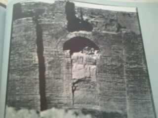 صورة أرشيفية لأحدى بوابات قصر الملك البابلي نبو خذ نصر لحظة اكتشافها