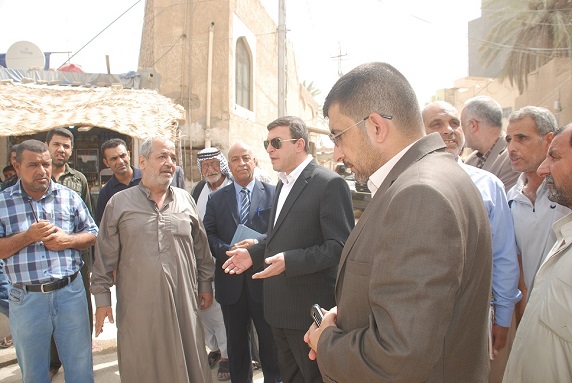 بلدية كربلاء ترفع اطنان من الانقاض وتردم مستنقعات في عدد من الاحياء بحضور المحافظ