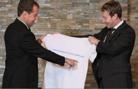 مؤسس موقع «فيس بوك» يهدي رئيس الوزراء الروسي قميصا