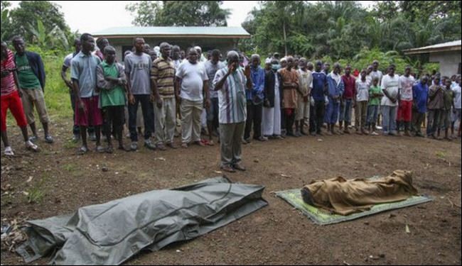 نهوض امرأتين متوفيتين أثناء تشييع جنازتيهما!