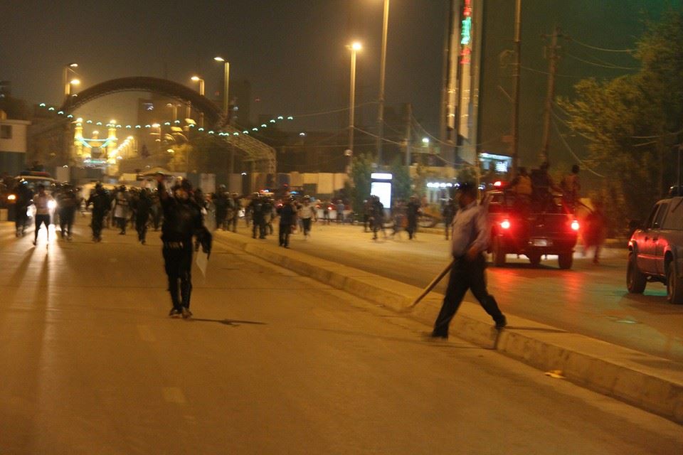 بالصور :شرطة كربلاء تفرق التظاهرات بالهراوات والعصي الكهربائية