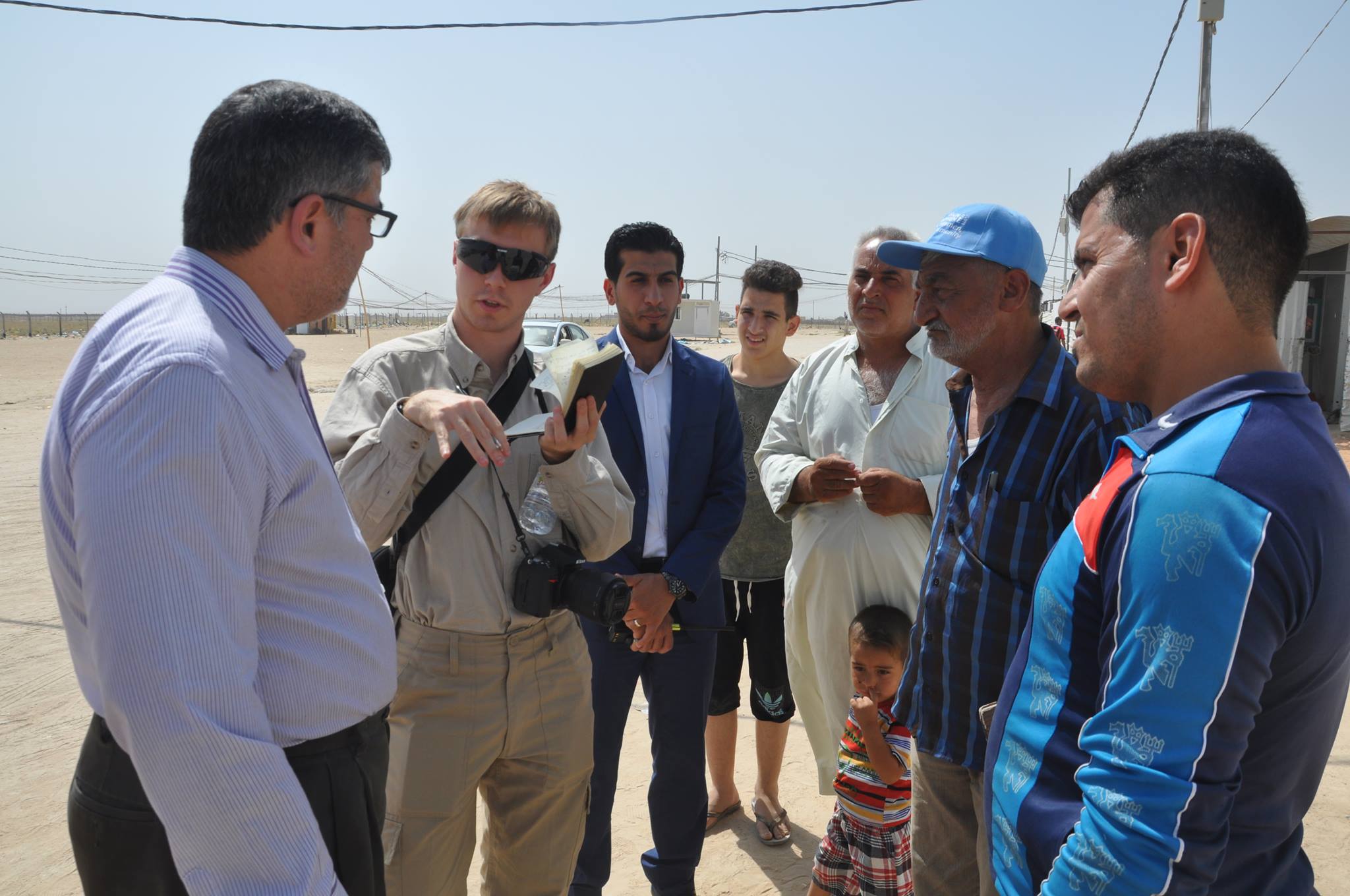 صحفي بريطاني يزور كربلاء ويشيد بمؤازرة الكربلائيين لإخوتهم النازحين(مصور)