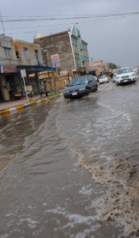 بالصور شوارع حي المعلمين في كربلاء بعد ساعة مطرية والاهالي: من يتحمل المسؤولية ؟!!